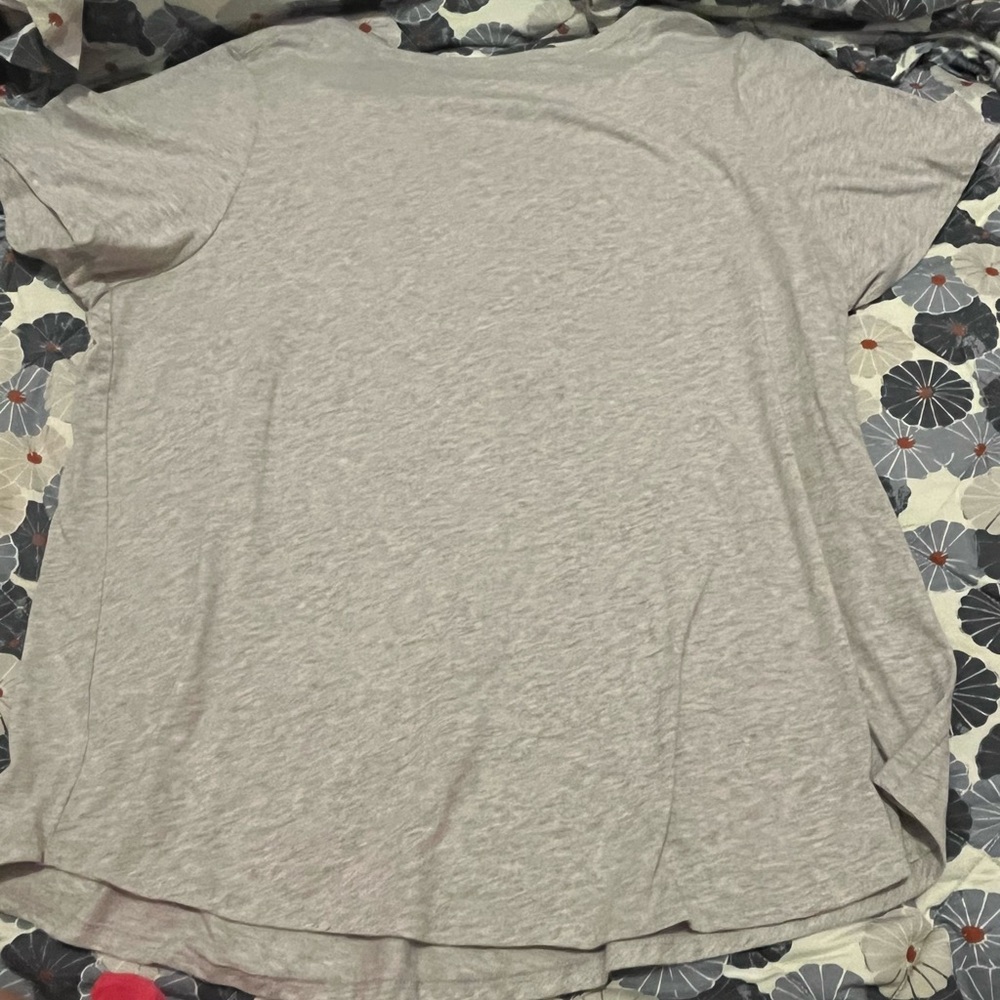EVRI Women’s Size 1x Light Gray Tee Shirt Top with Rainbow Detail - Picture 4 of 4